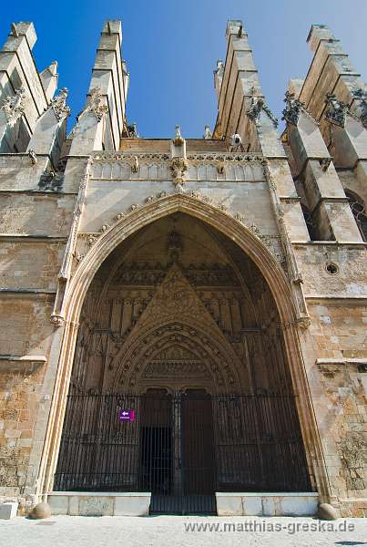 MSG_20080904113551__ND23592 Kopie.jpg - Seitenportal der Kathedrale